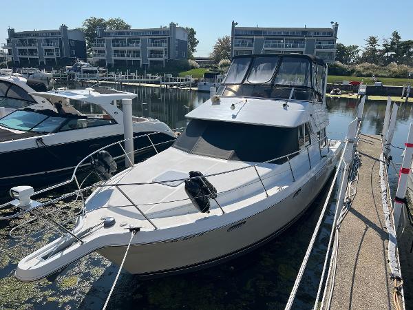 1999 Carver 370 Voyager