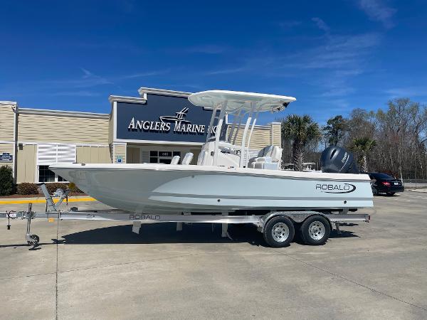 2024 Robalo 226 Cayman