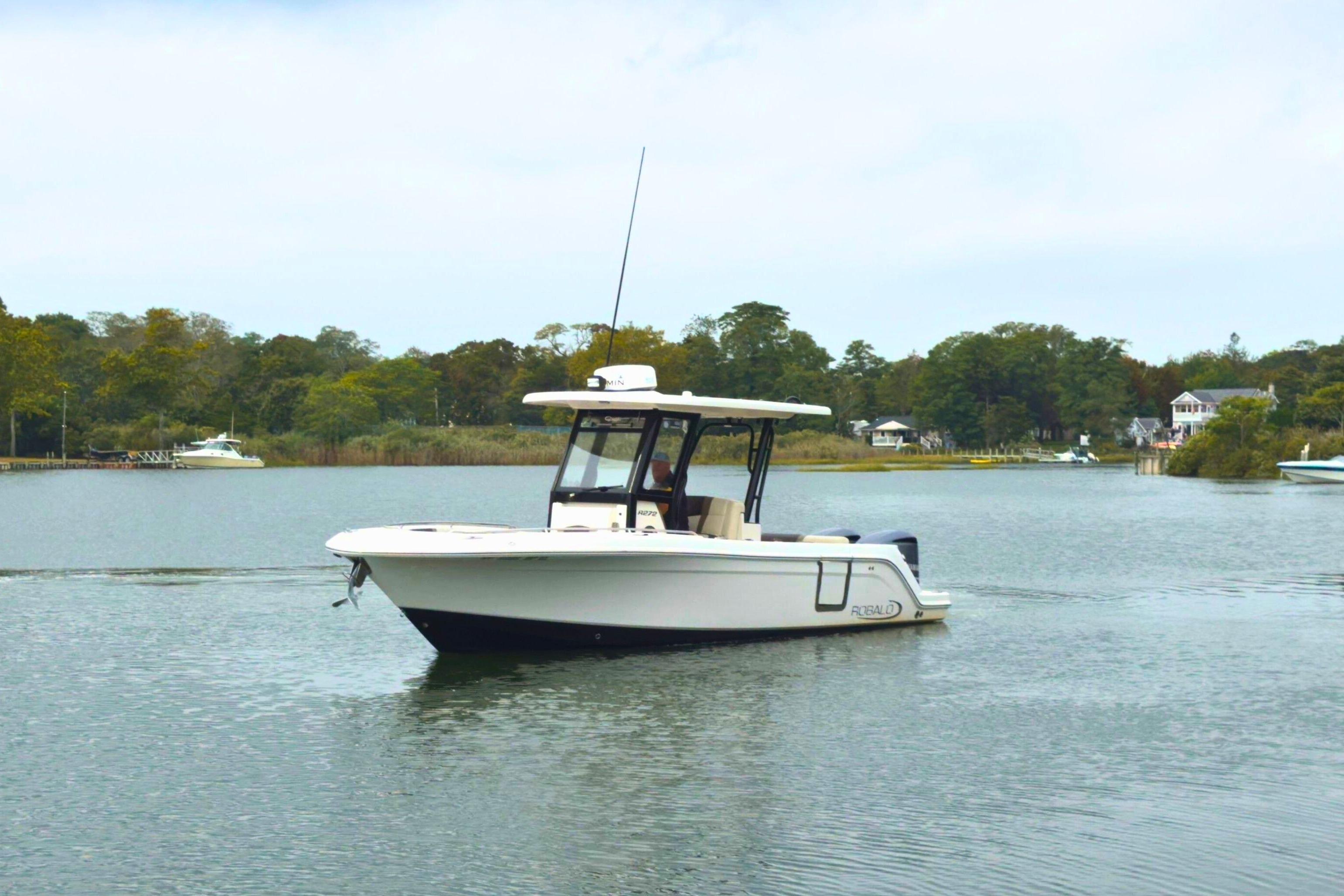 2019 Robalo R272 Center Console