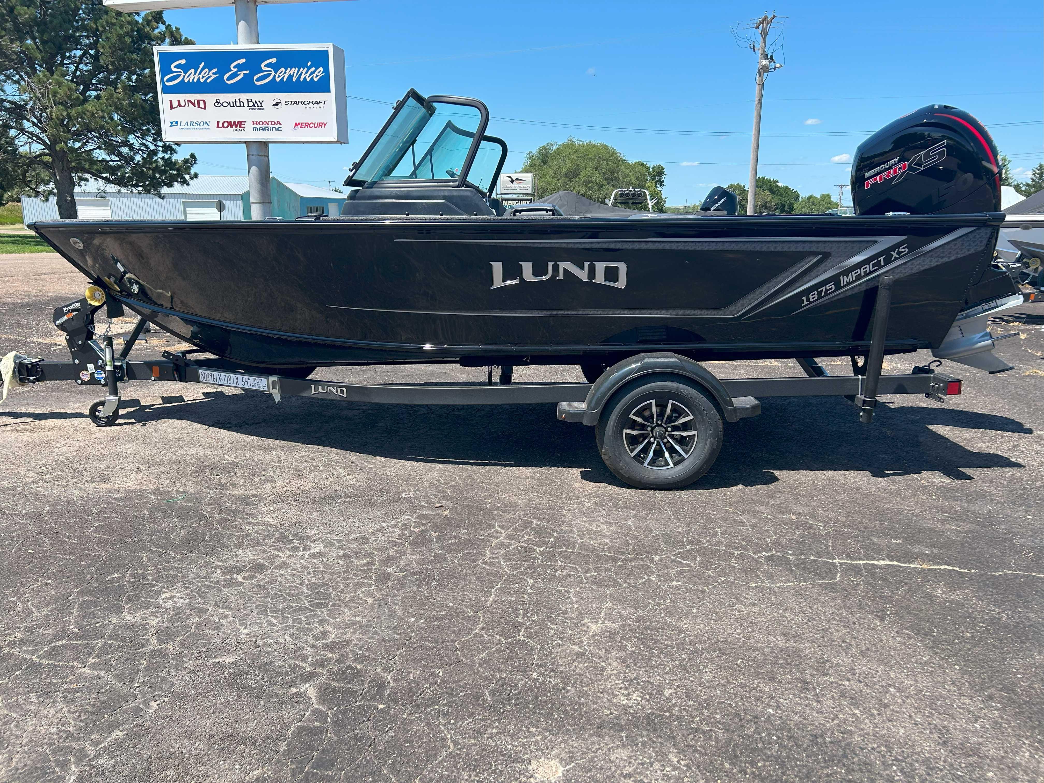Lund 1875 Impact XS Fish 2025 Lund 1875 Impact XS Fish boat on trailer at dealership.