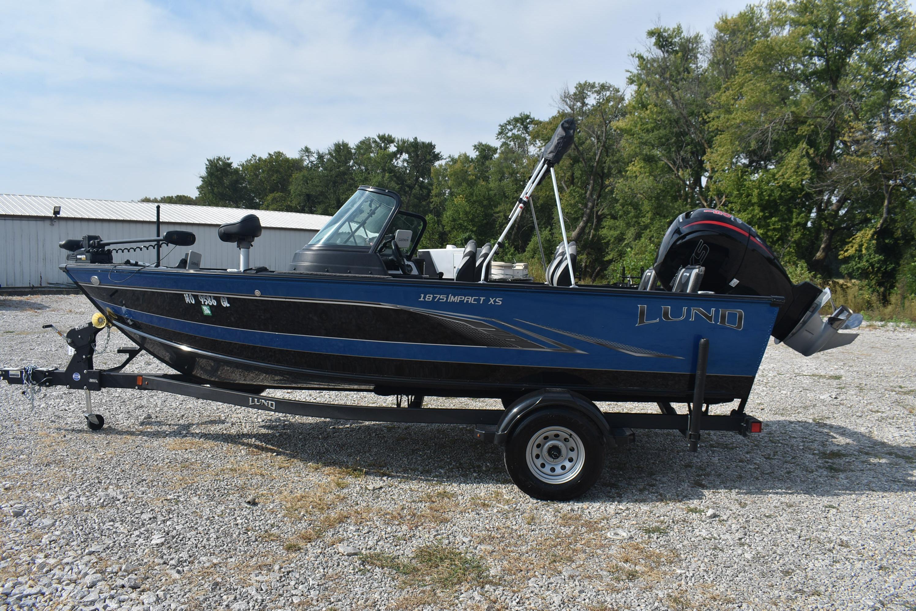 Lund 1875 Impact XS Sport 2021 Lund 1875 Impact XS Sport boat on trailer, parked outdoors.