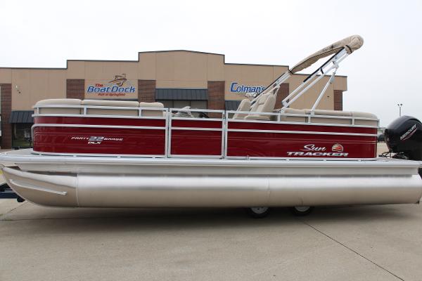 2025 Sun Tracker Party Barge 22 DLX