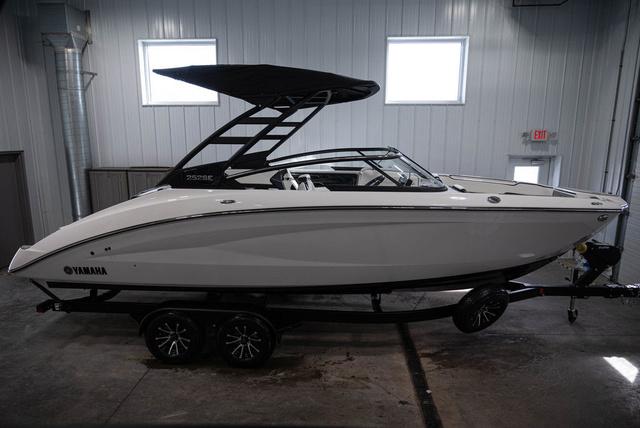 2025 Yamaha Boats 252SE