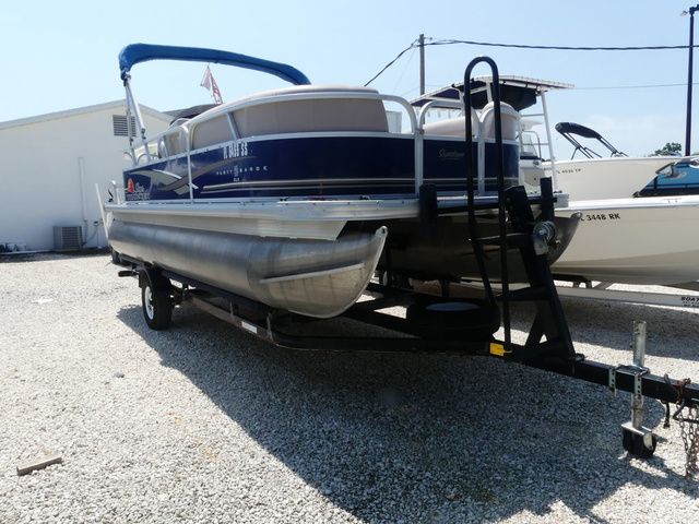 Sun Tracker Party Barge 22 DLX