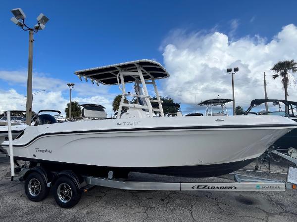 Bayliner Trophy T22CC 2022 Bayliner Trophy T22CC boat on trailer under cloudy sky.