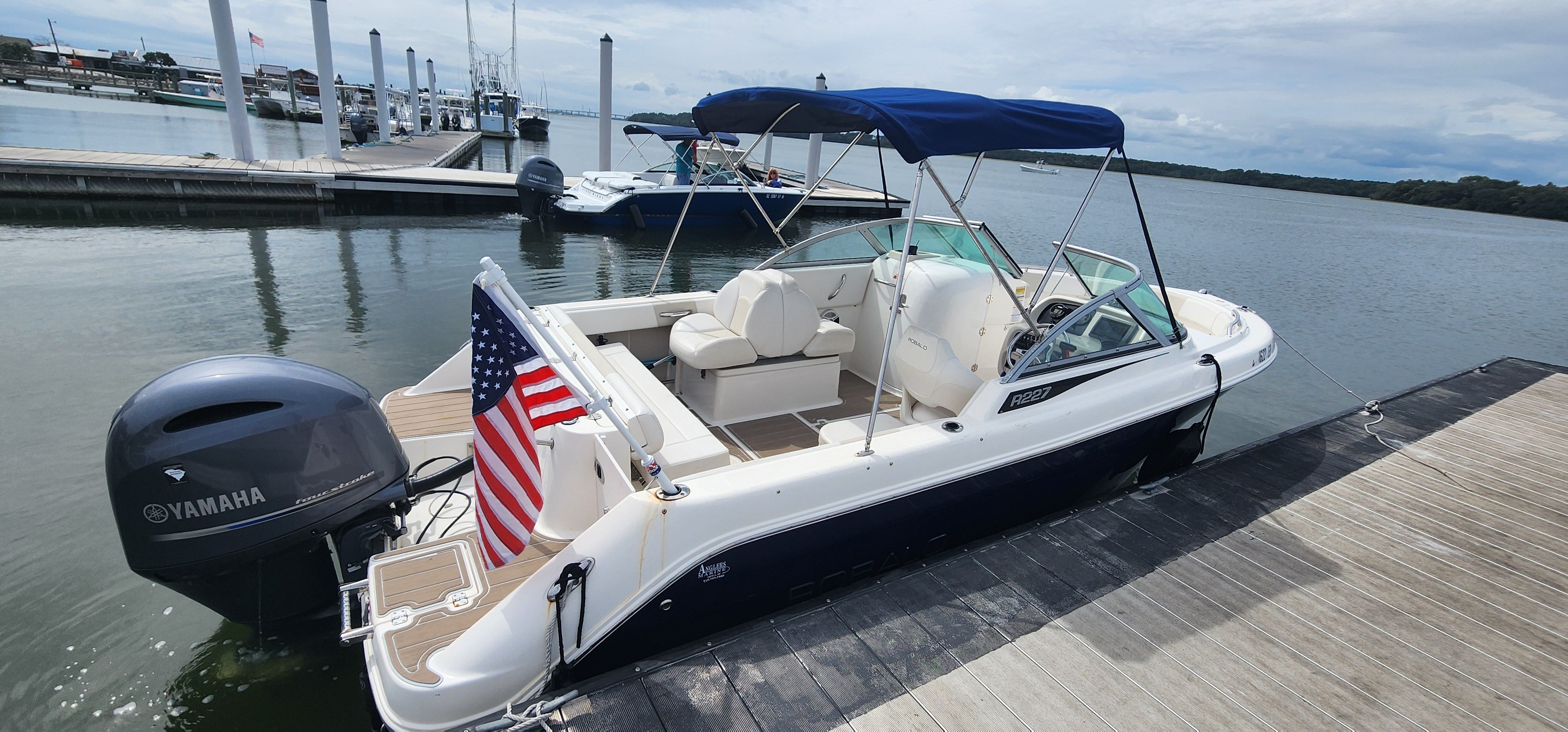 2015 Robalo R227 Dual Console