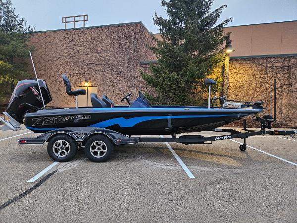 Nitro Z21 XL 2025 Nitro Z21 XL boat in parking lot, side view.