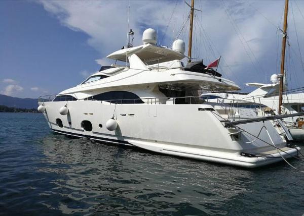 2009 Ferretti Yachts Custom Line 97