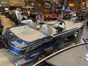 Nitro Z21 XL 2025 Nitro Z21 XL boat in showroom, featuring sleek design and modern seating.