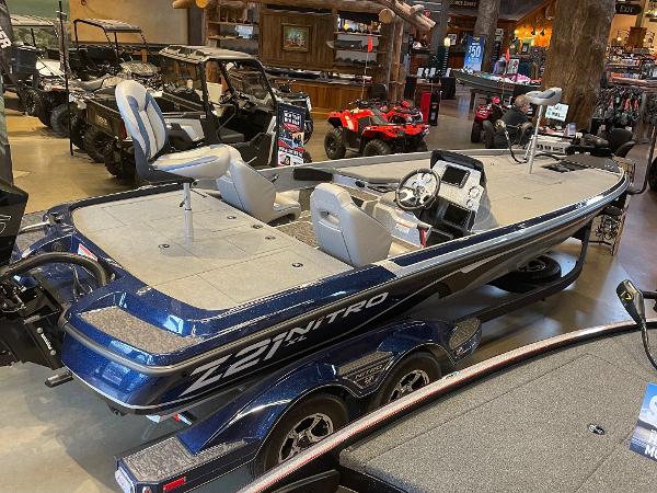 Nitro Z21 XL 2025 Nitro Z21 XL boat in showroom, featuring sleek design and modern seating.