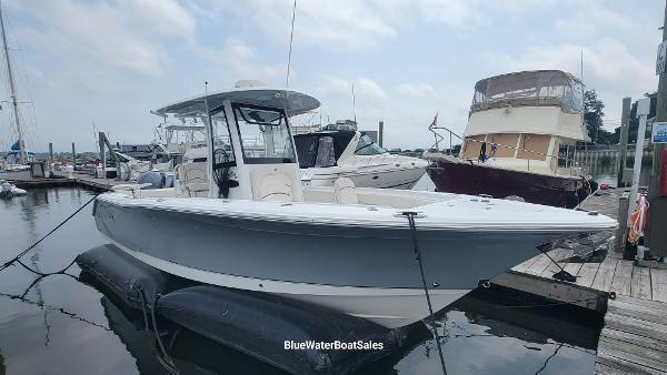 2020 Sea Hunt Gamefish 27 Forward Seating