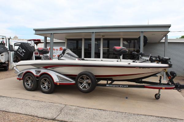 Ranger Z520C 2018 Ranger Z520C fishing boat on a trailer in front of a building.