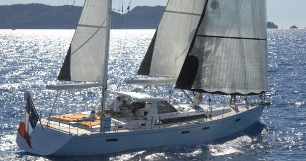 2016 Amel 64