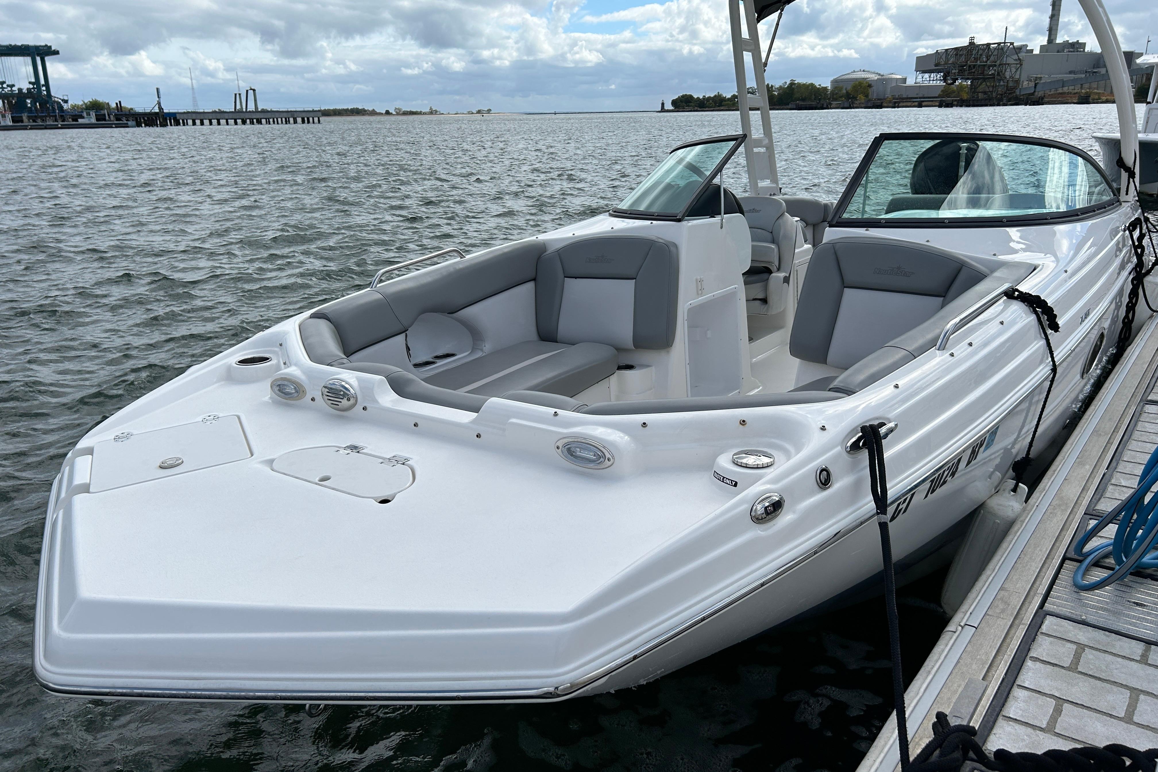 2022 NauticStar 243 DC