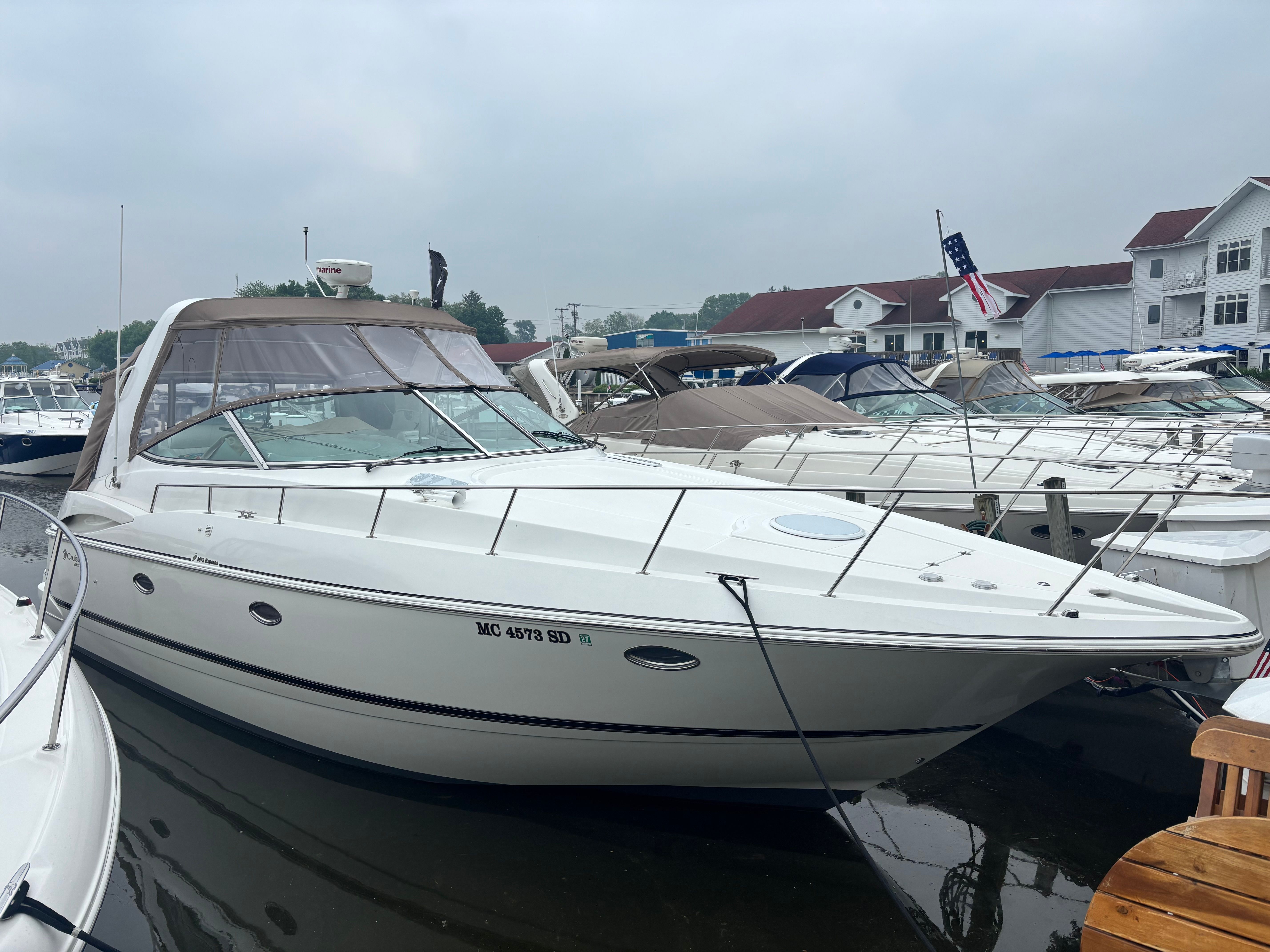 2001 Cruisers Yachts 3672 Express