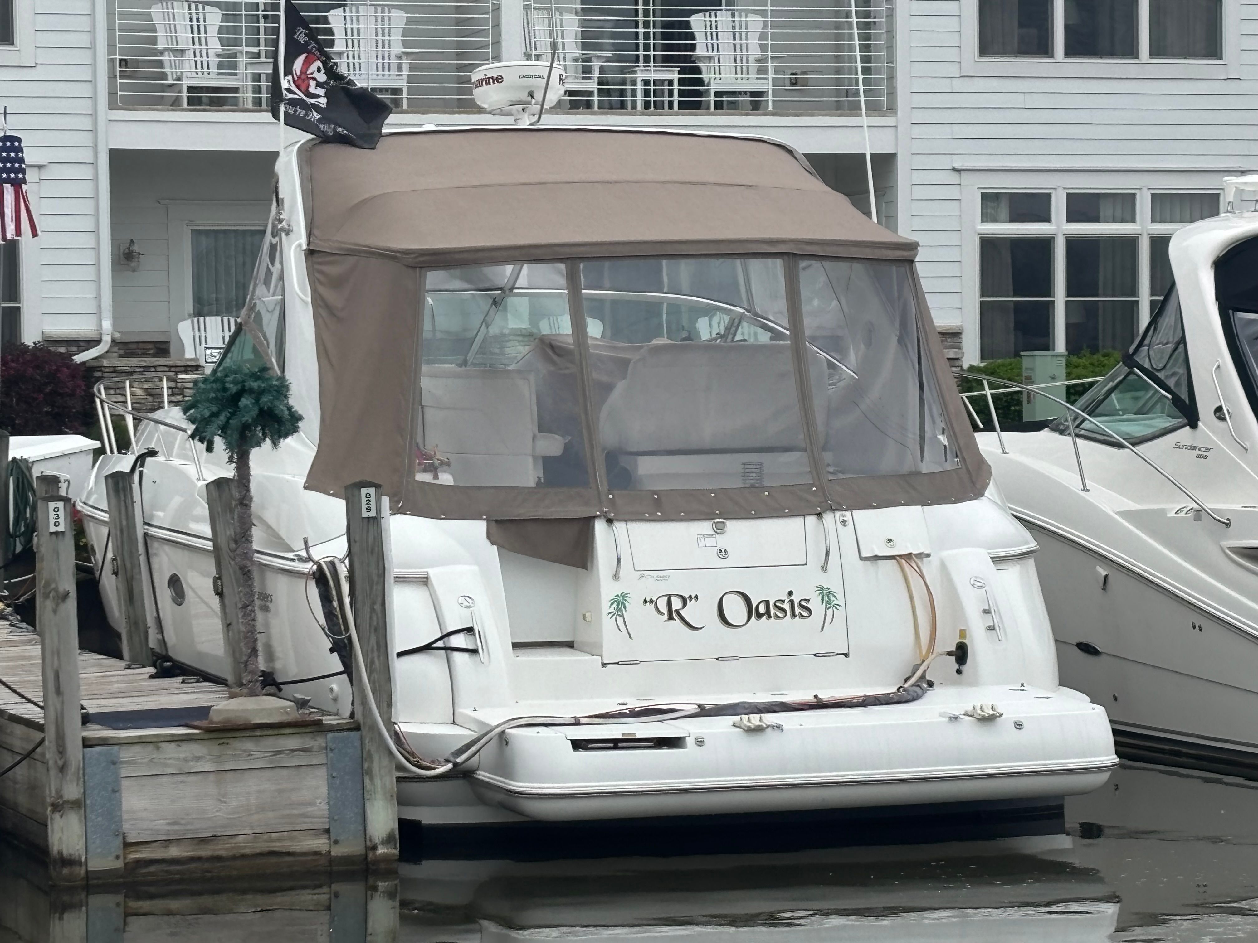 2001 Cruisers Yachts 3672 Express