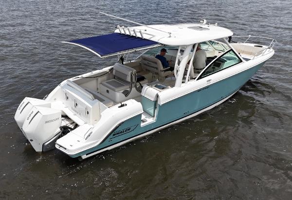Boston Whaler 320 Vantage MINT w/ ONLY 154 HOURS - JOYSTICK 2022 Boston Whaler 320 Vantage boat with joystick, blue canopy, on water.
