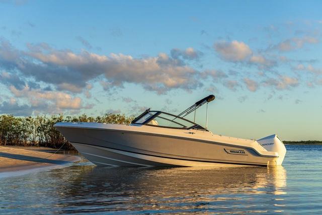 2025 Boston Whaler 210 Vantage