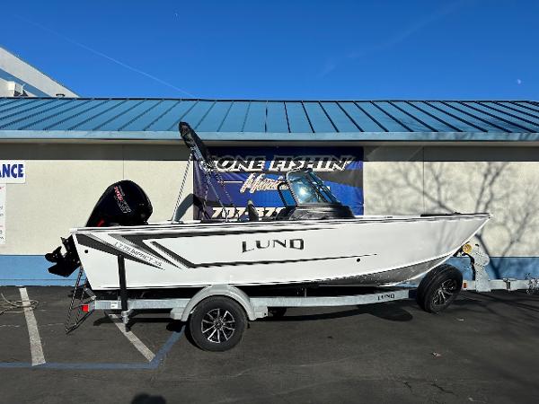 Lund 1775 Impact XS Sport 2025 Lund 1775 Impact XS Sport boat on trailer, parked outdoors.