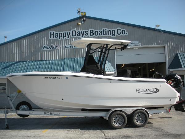 Robalo R230 Center Console 2022 Robalo R230 Center Console boat at Happy Days Boating Co. dealership.