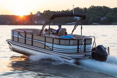 Lowe Retreat 250 WT Boat