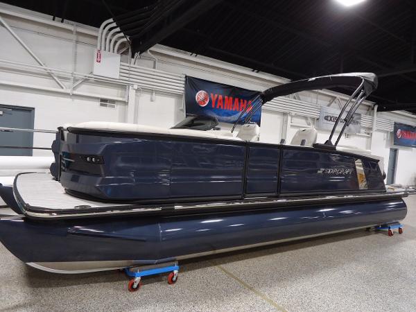 Starcraft RX 23 Q DH 2025 Starcraft RX 23 Q DH pontoon boat in showroom, featuring sleek design and Yamaha banner.