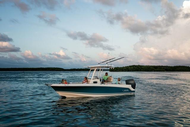2025 Boston Whaler 230 Outrage