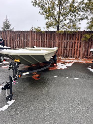 Tracker GRIZZLY 1860 Utility 2025 Tracker GRIZZLY 1860 Utility boat on trailer, parked on snowy pavement.
