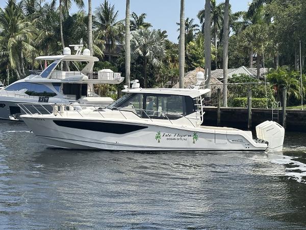 2022 Boston Whaler 405 Conquest