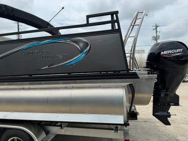 2023 Angler Qwest 8524 Family Fish