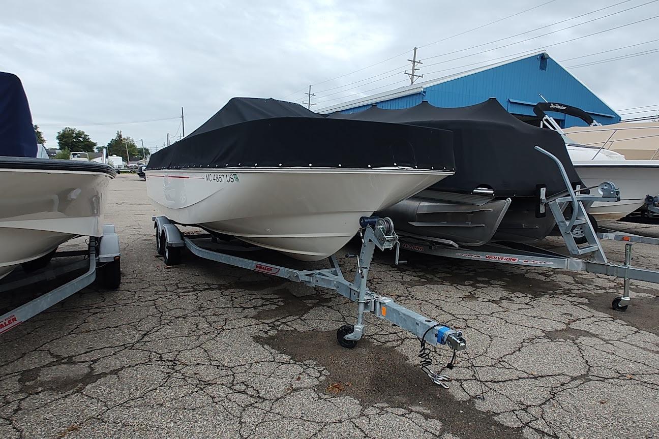 2022 Boston Whaler 210 Montauk