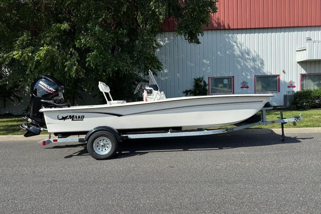 Mako Pro Skiff 17 CC 2026 Mako Pro Skiff 17 CC boat on trailer, parked outdoors.