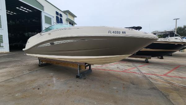 Sea Ray 260 Sundeck 2007 Sea Ray 260 Sundeck boat on display at a marina.