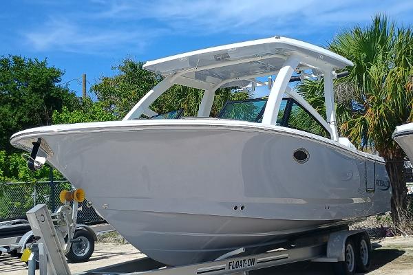 2025 Robalo R257 Dual Console