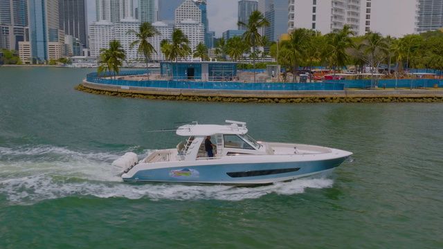 2016 Boston Whaler 420 Outrage