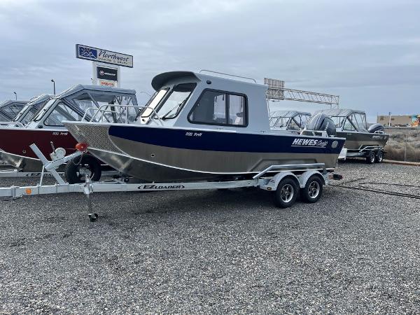 Hewescraft 200 ProV ET HT 2024 Hewescraft 200 ProV ET HT boat on trailer, displayed outdoors.