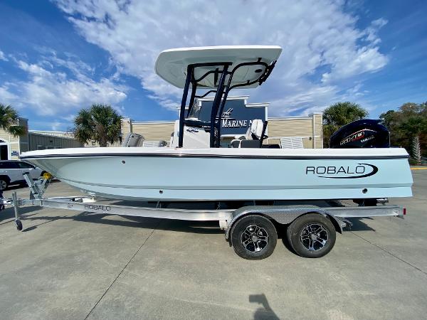 2024 Robalo 226 Cayman