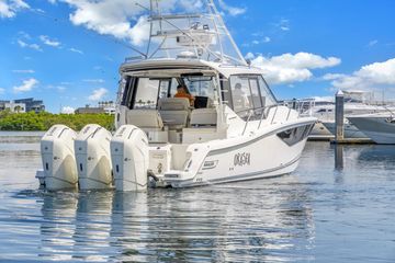 2023 Boston Whaler 405 Conquest