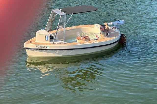 2022 Custom Spacruzzi V-1 Hot Tub Boat