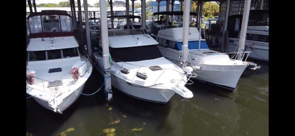 1996 Carver 370 Voyager