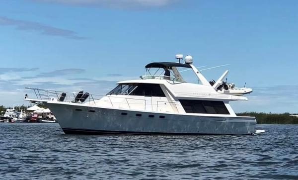Bayliner 4788 1997 Bayliner 4788 yacht on calm water under clear blue sky.