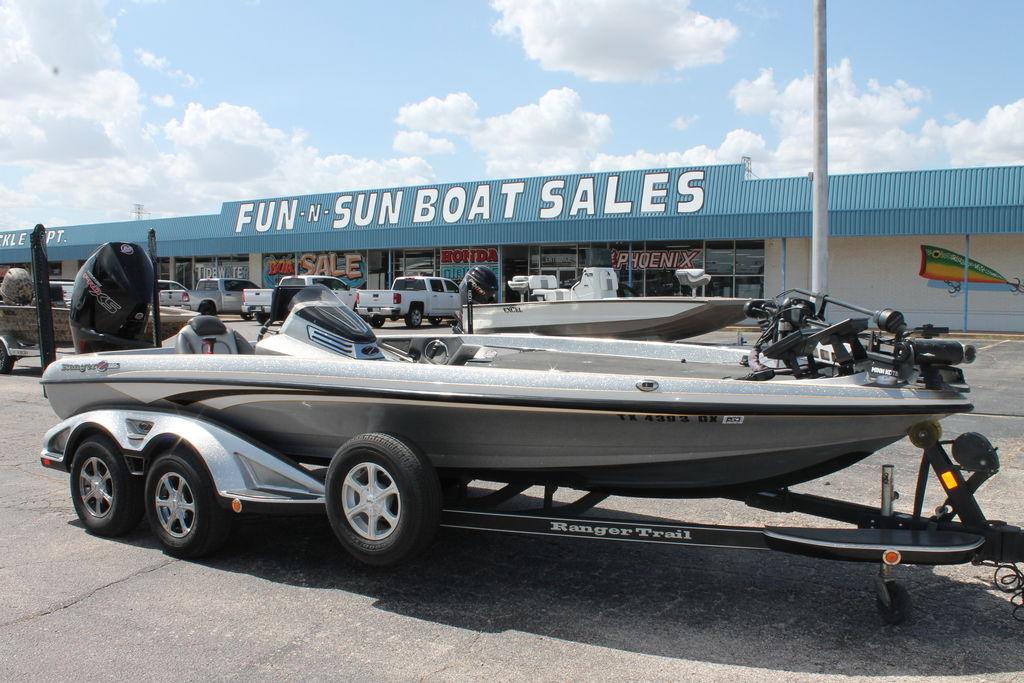 Ranger Z520C 2017 Ranger Z520C boat on trailer at Fun-N-Sun Boat Sales dealership.