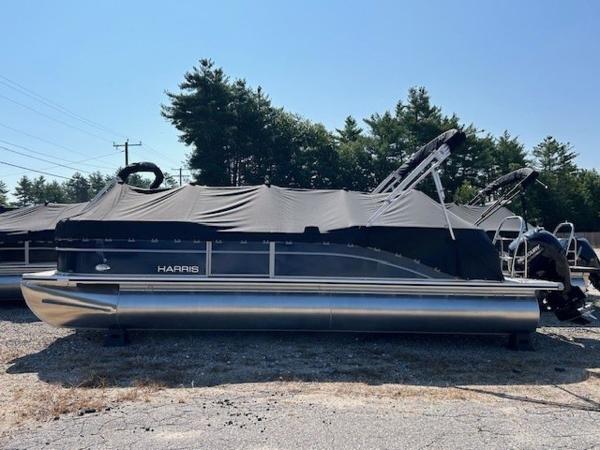 Harris Cruiser 250 CWDH 2023 Harris Cruiser 250 CWDH pontoon boat with cover, parked outdoors.
