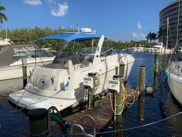 2007 Rinker 300 Express Cruiser