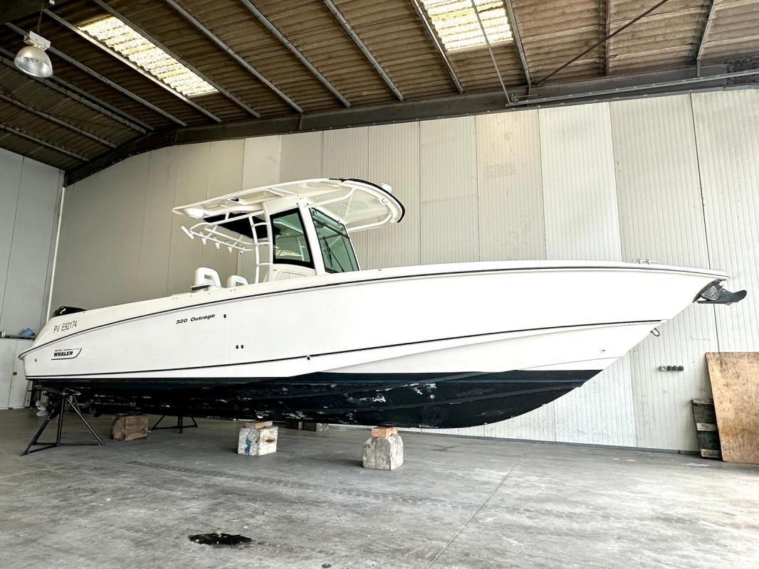 2012 Boston Whaler 320 Outrage