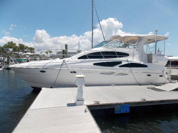 2004 Cruisers Yachts 405 Express Motoryacht