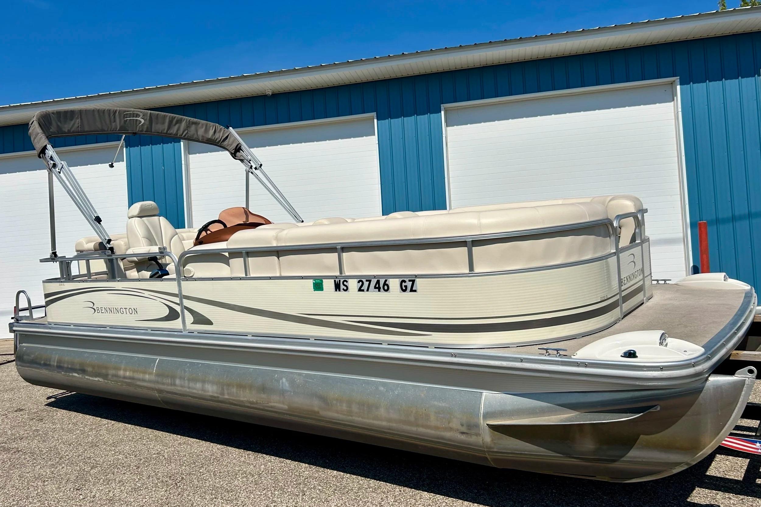 Bennington 2250RL 2006 Bennington 2250 RL pontoon boat parked near blue building.