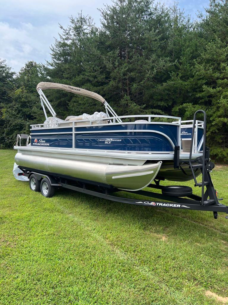 Outboard pontoon boat - FISHIN' BARGE® 20 DLX - Sun Tracker - sport-fishing  / 10-person max.