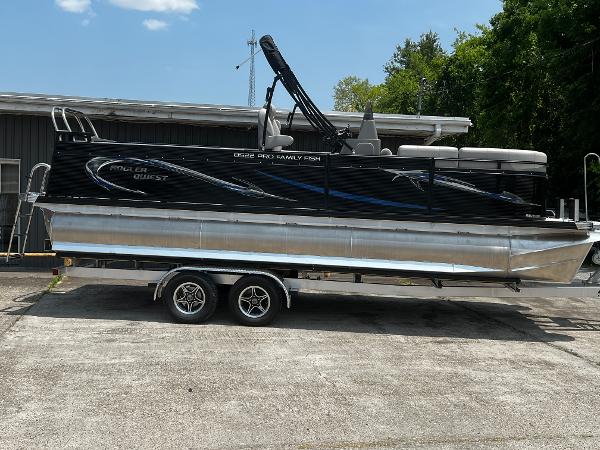 2023 Angler Qwest 8522 Pro Family Fish