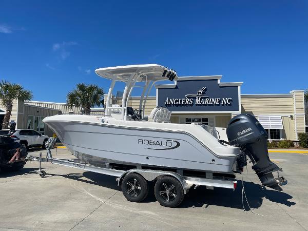 Robalo R222 Center Console 2024 Robalo R222 Center Console boat on trailer at Anglers Marine NC.